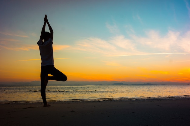 Weicher Fokus Junge Frau Silhouette Praktizieren Yoga Am Strand Bei Sonnenuntergang Premium Foto