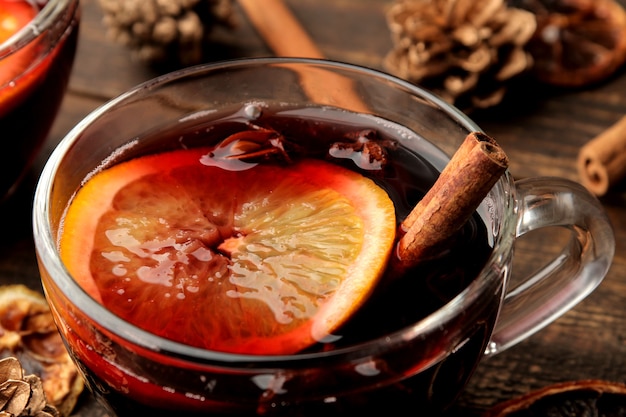 Weihnachten heißer glühwein mit zimt und orange | Premium-Foto