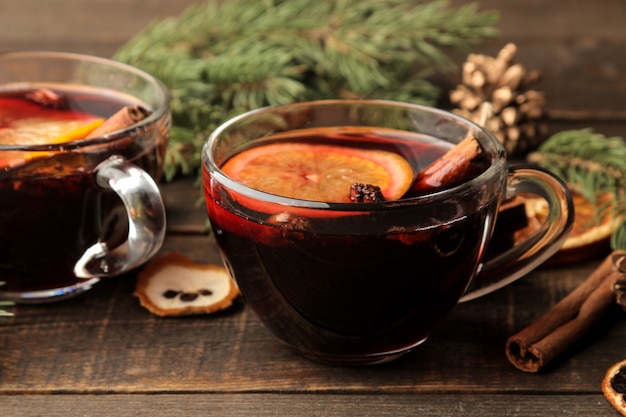Weihnachten heißer glühwein mit zimt und orange | Premium-Foto