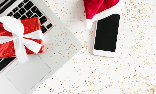 Weihnachten Online Shopping Verkaufe Notizbuch Handy Und Geschenkbox Auf Weissem Hintergrund Premium Foto