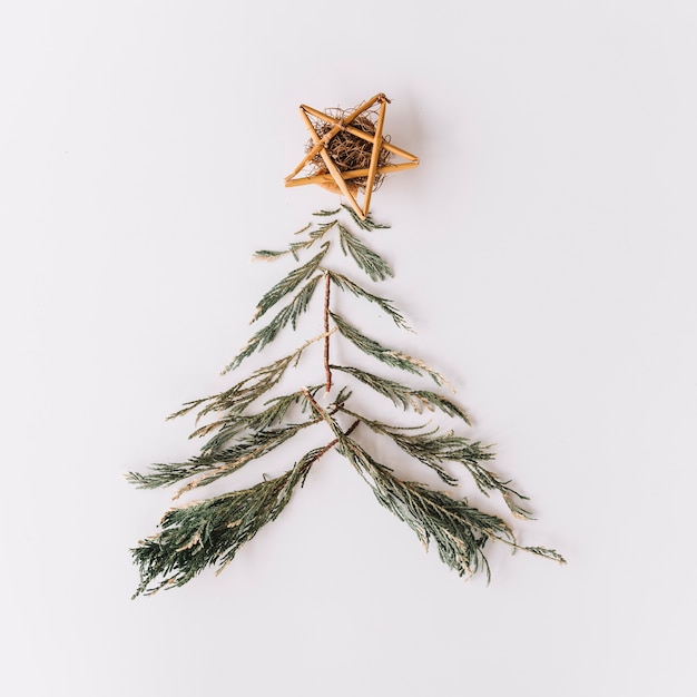 Weihnachtsbaum aus tannenzweigen gemacht Kostenlose Foto