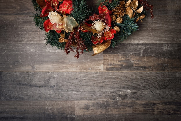 Weihnachtsdekoration auf dunklen holzbrett | Kostenlose Foto