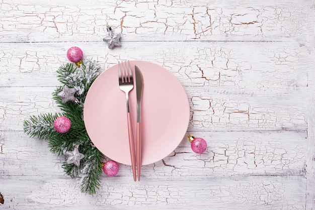 Weihnachtsgedeck im rosa mit niederlassungen Premium Fotos