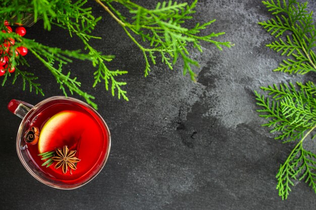Weihnachtsglühwein auf einem holztisch Premium Fotos