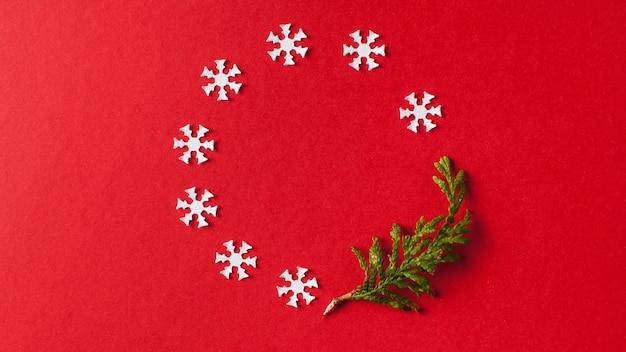 Weihnachtshintergrund Roter Hintergrund Des Neuen Jahres Mit Weissen Schneeflocken Premium Foto