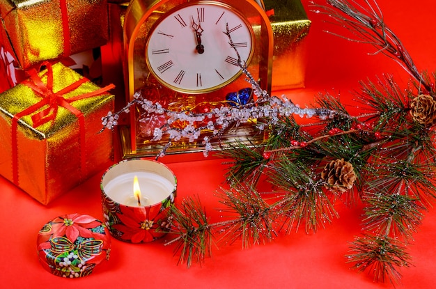 Weihnachtskomposition geschenkboxen und kerzenlicht. roter hintergrund der weihnachts- und neujahrsfeiertage Premium Fotos