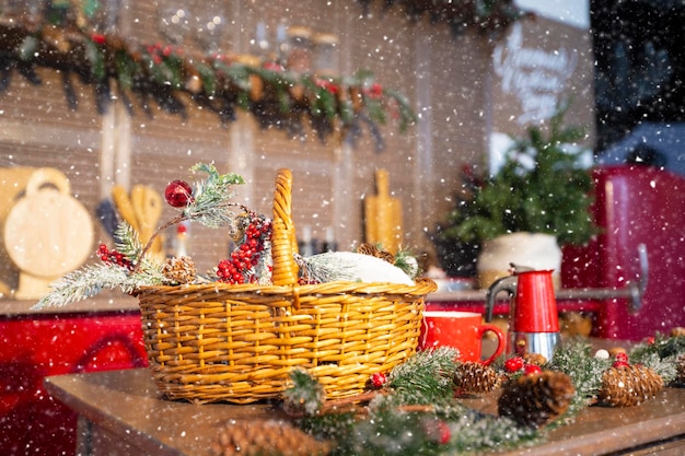 Weihnachtsküche auf dem tisch in der küche steht ein