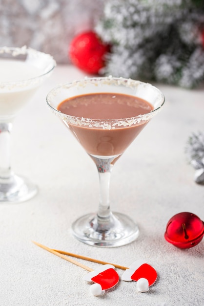 Weihnachtsschokoladenschneeflocke-martini-cocktail Premium Fotos