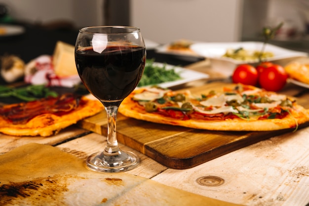 Wein In Der Nahe Von Italienischem Essen Premium Foto