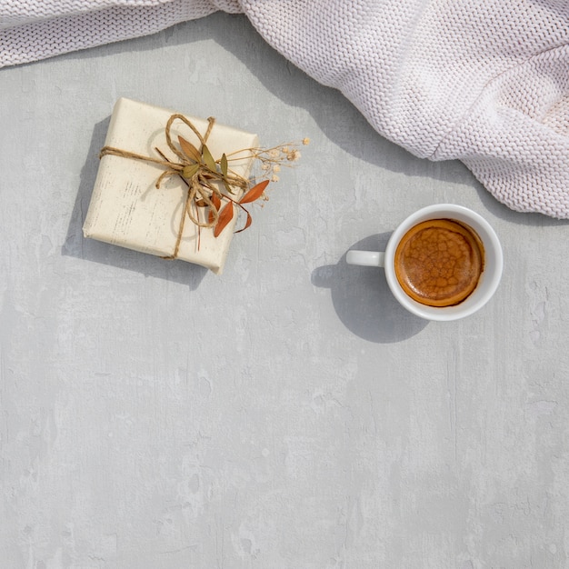 Weinlese Eingewickeltes Geschenk Mit Einem Tasse Kaffee Kostenlose Foto