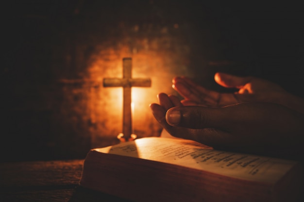 Weinlesefoto der hand mit der bibel zu beten Kostenlose Fotos
