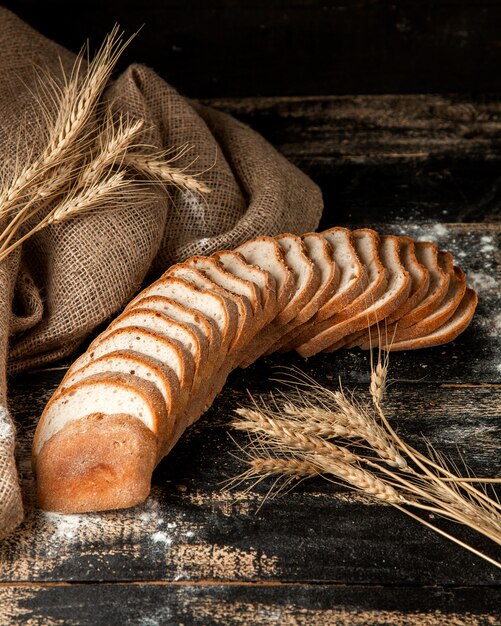 Weißbrot geschnittenes weißbrot mit weizen und mehl auf dem tisch ...