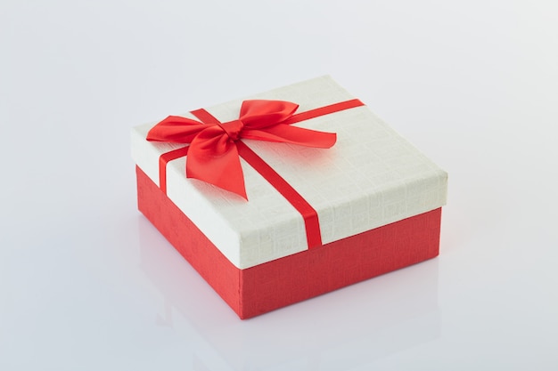Weiße Geschenkbox Mit Rotem Bandbogen Auf Weiß Premium Foto 6937