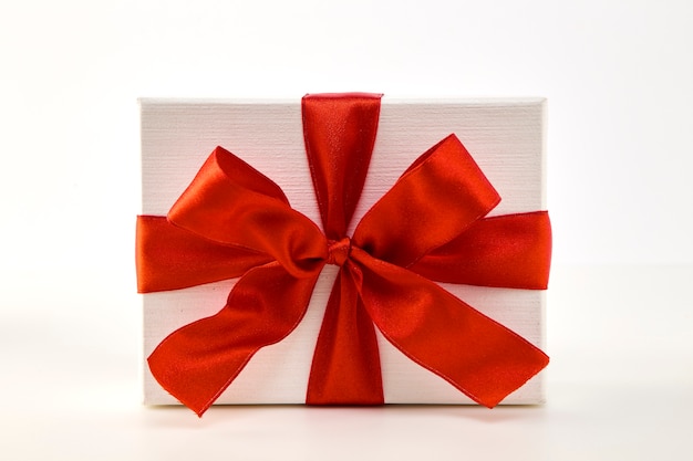 Weiße Geschenkbox Mit Roter Schleife Premium Foto 2951