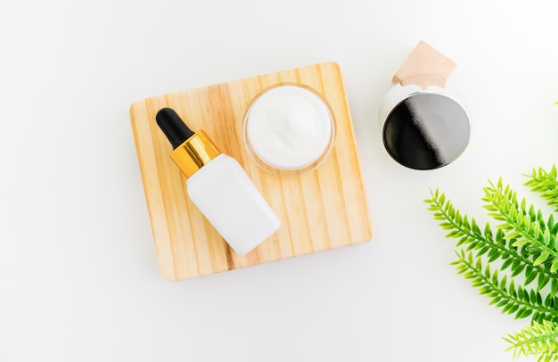 Weiße serumflasche und cremetiegel Premium Fotos