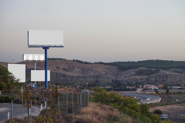 Weisse Werbetafeln Auf Der Autobahn Mit Bergen Im Hintergrund Kostenlose Foto