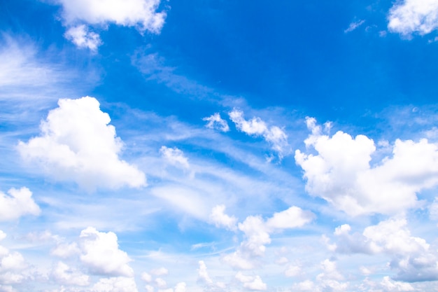 Weisse Wolken Im Blauen Himmel Der Schone Himmel Mit Wolken Premium Foto