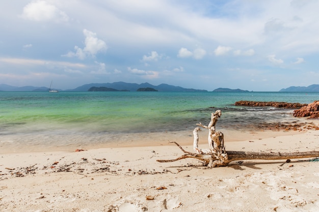 Weißer sand und blauer himmel im tropischen strand in koh wai-insel, thailand Premium Fotos