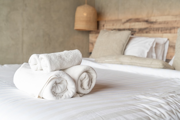 Weißes tuch auf bettdekoration im schlafzimmer Premium Fotos