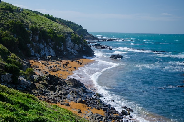 Wellenformiger Ozean Der Den Felsigen Strand Trifft Der Durch Klippen In Neuseeland Umgeben Ist Kostenlose Foto