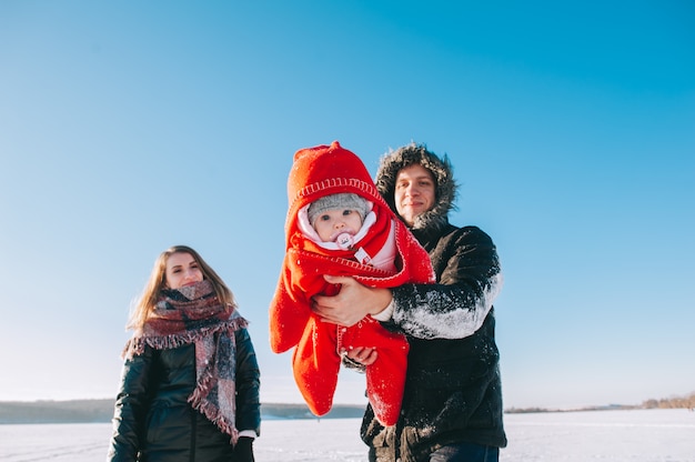 Winter-familienschlittenbaby Premium Fotos