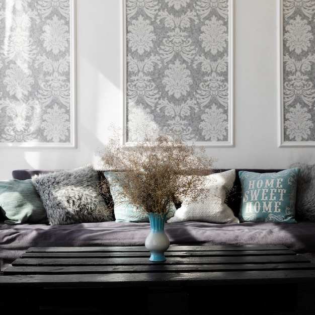 Wohnzimmerdesign mit einer bequemen couch Kostenlose Fotos