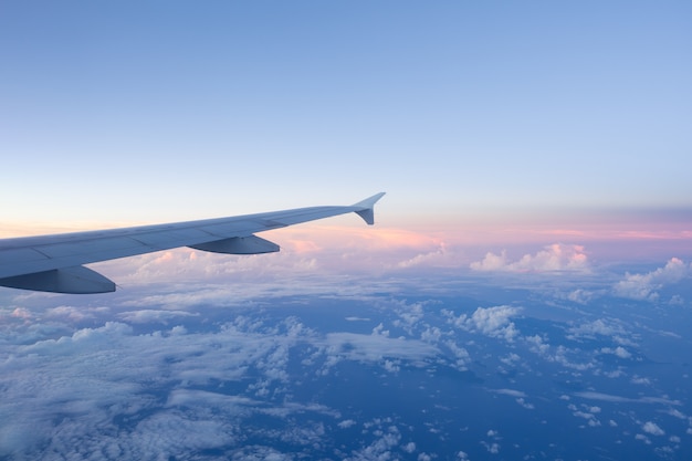Wolken und himmel, wie durch fenster eines flugzeugs gesehen Premium Fotos