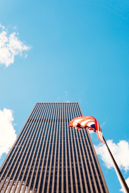 Wolkenkratzer in new york gründete nahe flagge von usa ...