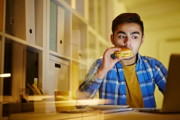 Workaholic im büro Kostenlose Fotos
