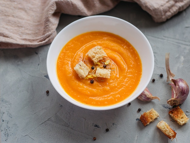 Würzige kürbissuppe mit croutons und kürbiskernen. | Premium-Foto