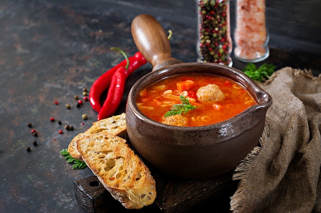 Würzige tomatensuppe mit fleischbällchen, nudeln und gemüse. gesundes ...