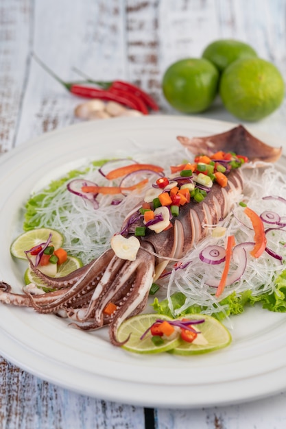 Würziger zitronenkalmar mit galangal, chilis, karotten, pfefferminze ...