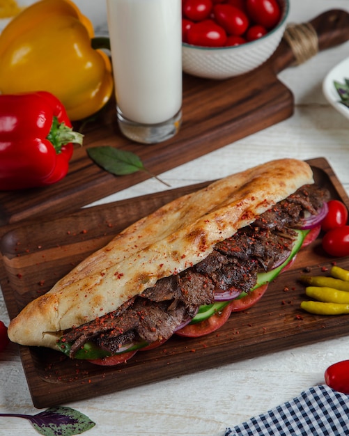 Würziges fleisch im brot mit gemüse | Kostenlose Foto