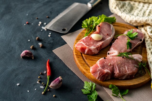 Würziges rohes Fleisch auf einem Holzbrett