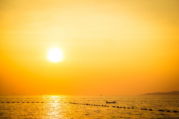 Wunderschoner Sonnenuntergang Am Strand Und Meer Kostenlose Foto