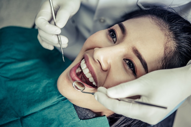 zahnärzte behandeln die zähne der patienten  kostenlose foto