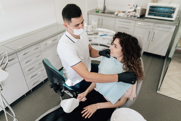 Zahnarzt, Der Patienten Im Büro Vorbereitet | Kostenlose Foto