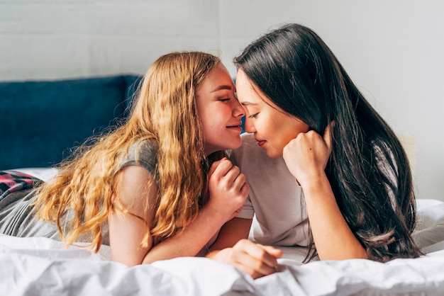Zwei Hübsche Lesben Haben Spaß Im Sschlafzimmer