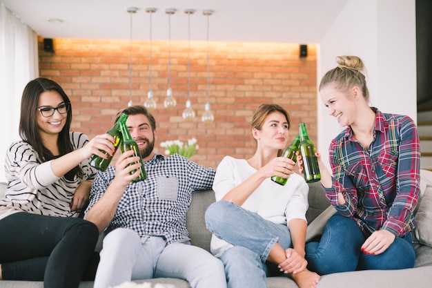 Zufriedene Freunde Jubeln Mit Bier Spaß Haben Kostenlose Foto 4329