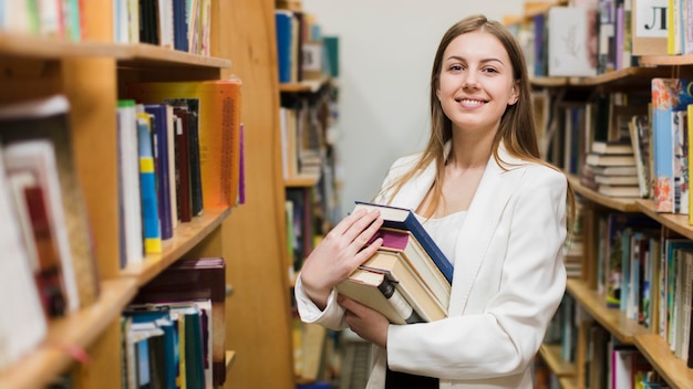 Kostenlos Foto Zuruck Zu Schulkonzept Mit Der Frau Die In Der Bibliothek Studiert