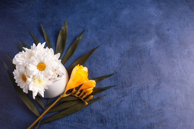 Zusammensetzung Von Frischen Blumen Und Von Tropischer Pflanze Kostenlose Foto