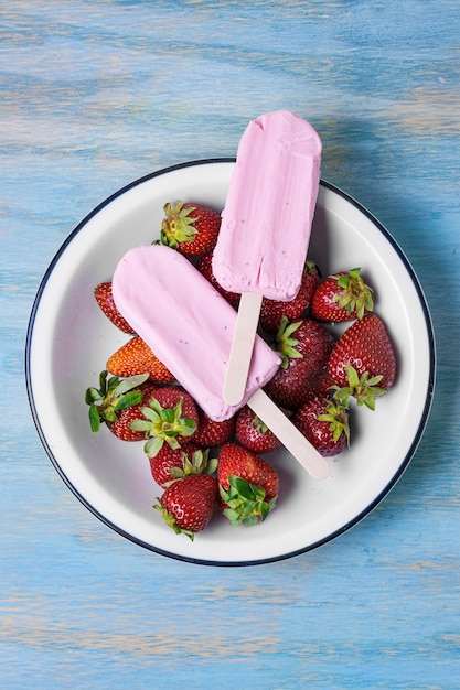 Zusammenstellung von fruchteis am stiel mit erdbeeren | Premium-Foto