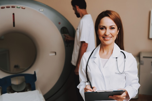 Zuverlässiger weiblicher doktor nahe mri scanner-maschine. Premium Fotos