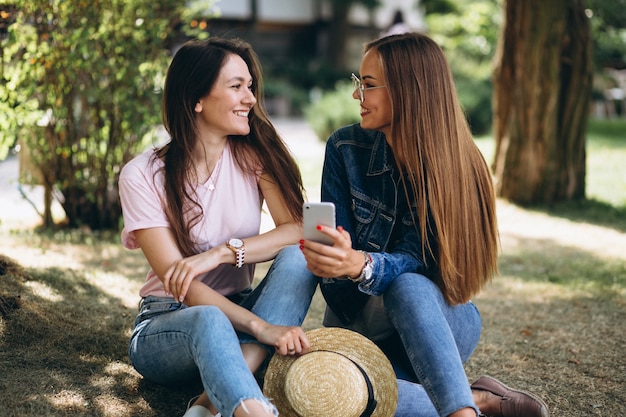 Zwei Freundinnen Die Im Park Sitzen Kostenlose Foto 