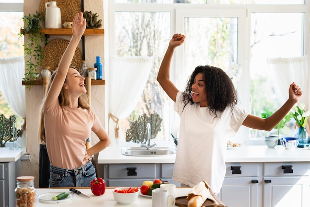 Schwarze Mädchen Tanzen In Der Küche
