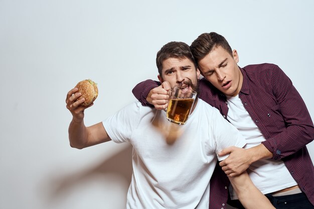 Zwei Frohliche Freunde Die Bier Trinken Trinken Lustige Lebensstilkommunikation Premium Foto