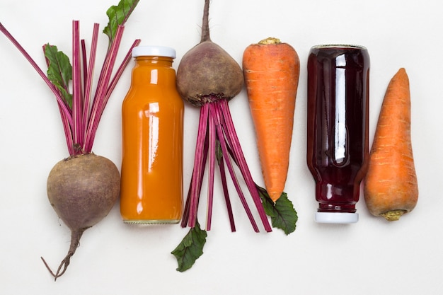 Zwei gläser rote beete und karottensaft. rübenwurzelgemüse und ...