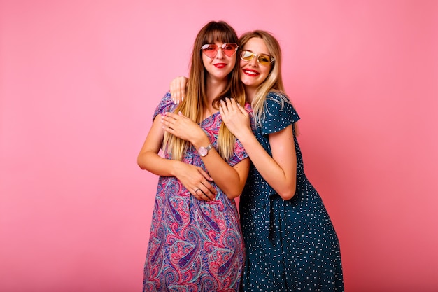 Zwei Gluckliche Beste Freundinnen Schwester Frauen Madchen Tragen Trendige Fruhling Sommer Bedruckte Helle Vintage Kleider Und Sonnenbrillen Kostenlose Foto