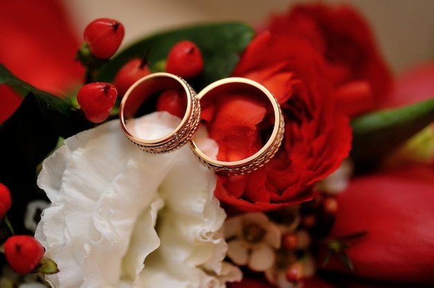 Zwei Goldene Eheringe Auf Brautstrauss Von Rosen Premium Foto