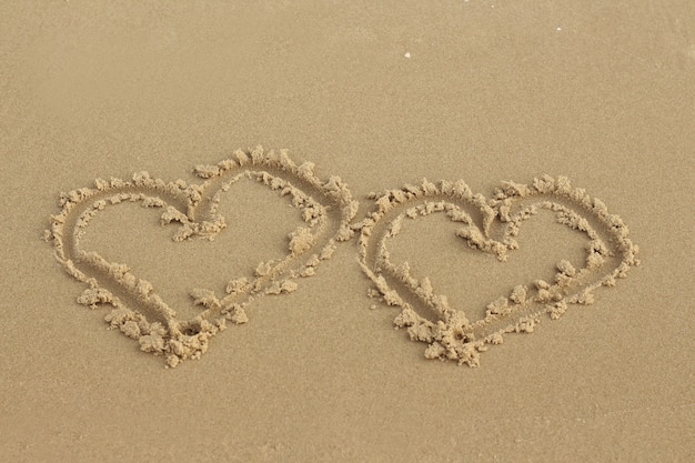 Zwei Herzen Im Sand Am Strand Gezeichnet Premium Foto